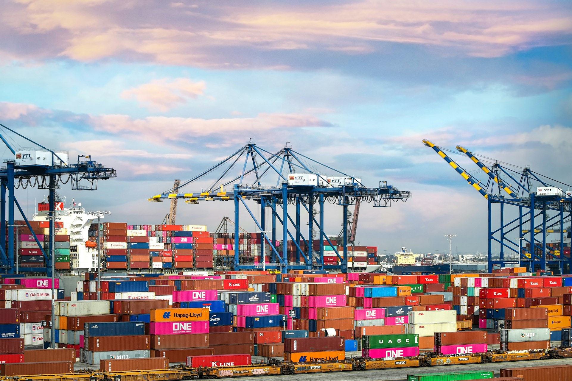 Containerhaven voor internationaal transport en logistiek